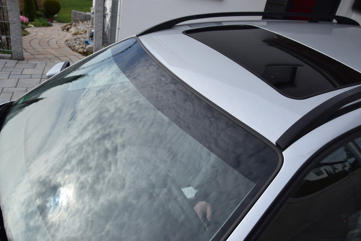 Passgenau zugeschnittener Blendstreifen auf der Frontscheibe eines BMW E46 – professionell montiert