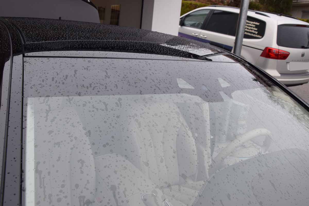 Passgenau zugeschnittener Blendstreifen auf der Frontscheibe eines Mercedes S-Klasse W222 – professionell montiert