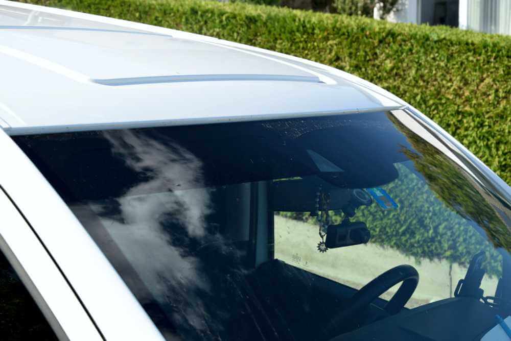 Passgenau zugeschnittener Blendstreifen auf der Frontscheibe eines Mercedes Vito W447 – professionell montiert