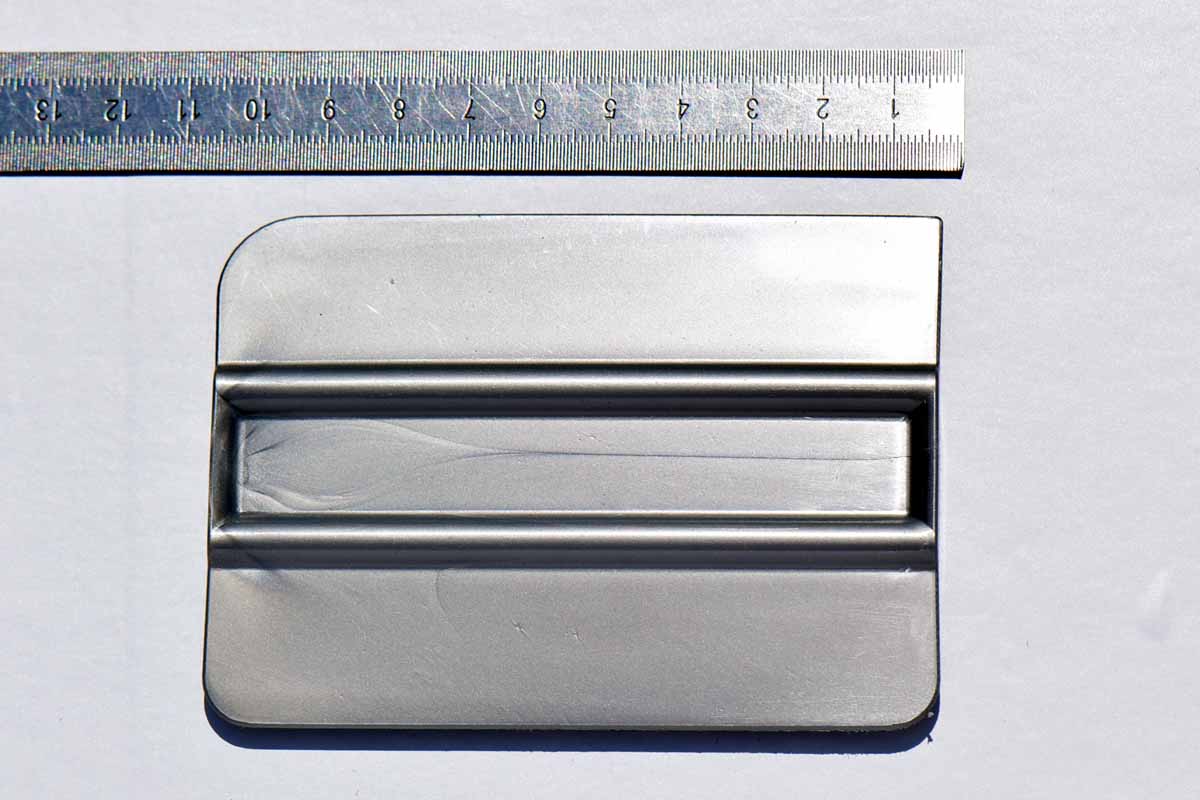 Rakel als Hilfsmittel zur Folienmontage