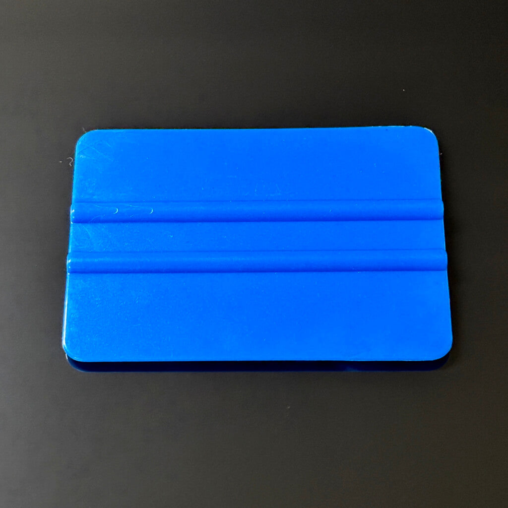 blaues Rakel zum Anbringen von Folien