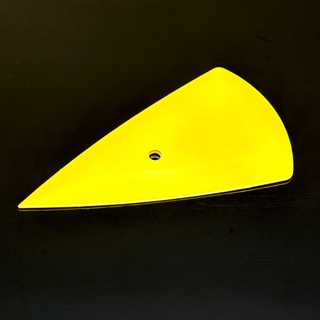 Dreieckiges Rakel in Gelb für saubere Rand- und Detailarbeiten bei Tönungsfolien.