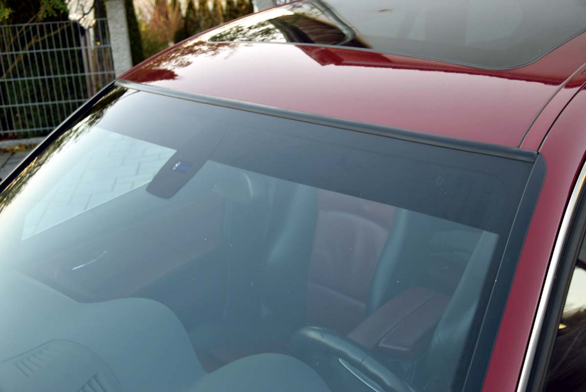 Passgenau zugeschnittener Blendstreifen auf der Frontscheibe eines BMW E91  – professionell montiert 