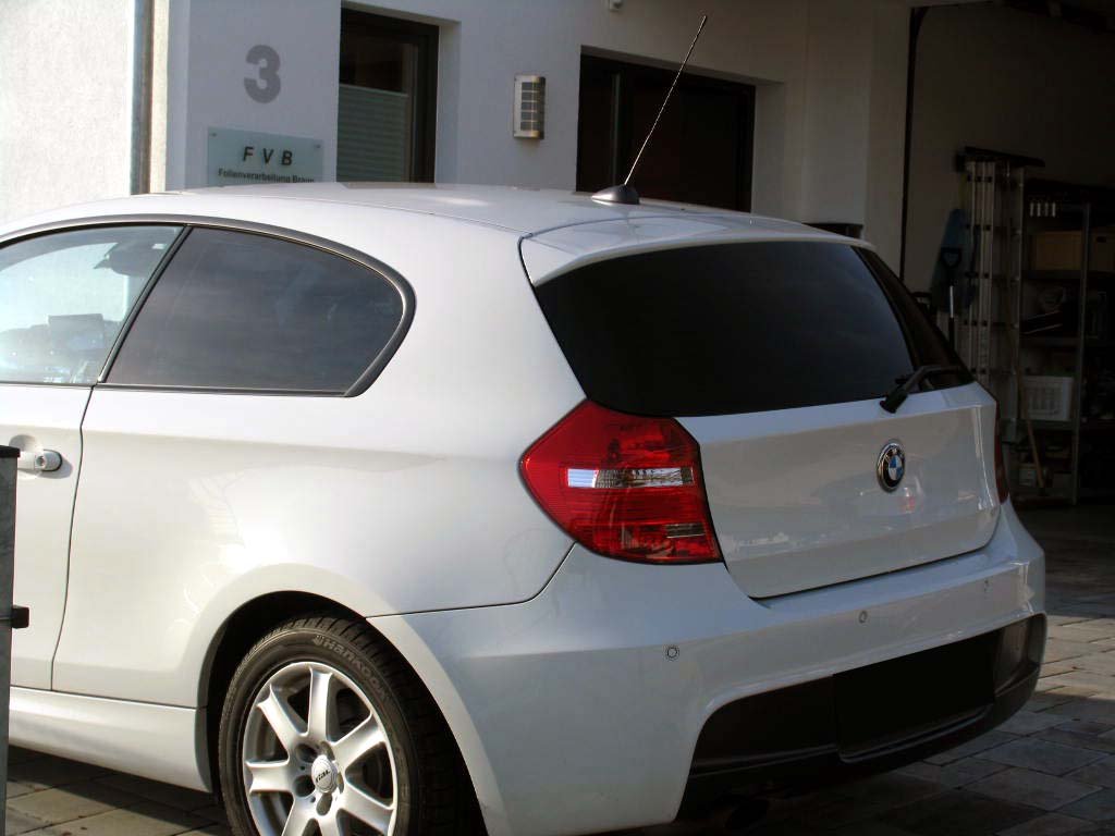 Tönungsfolie passgenau zugeschnitten und professionell montiert auf BMW 1er E81 – Beispiel mit FVB Carbon Folie