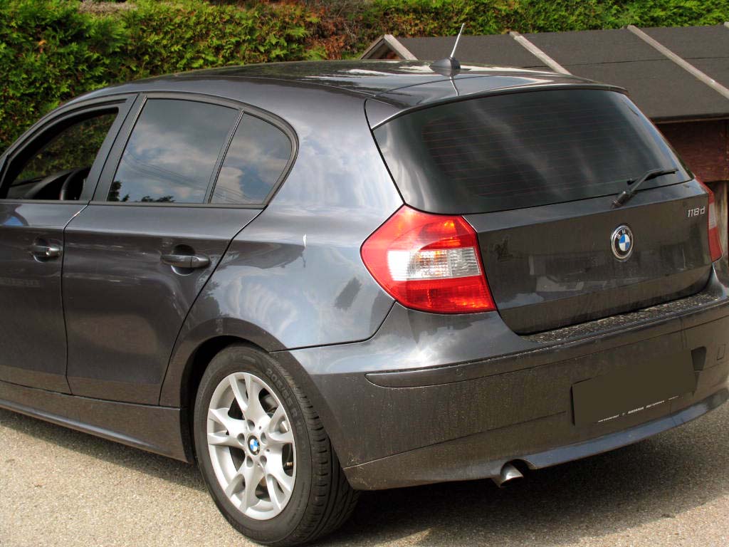 Tönungsfolie passgenau zugeschnitten und professionell montiert auf BMW 1er E87 – Beispiel mit FVB Carbon Folie