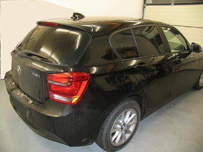 Tönungsfolie passgenau zugeschnitten und professionell montiert auf BMW 1er F20 – Beispiel mit FVB Carbon Folie