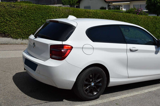 Tönungsfolie passgenau zugeschnitten und professionell montiert auf BMW 1er F21 – Beispiel mit FVB Carbon Folie
