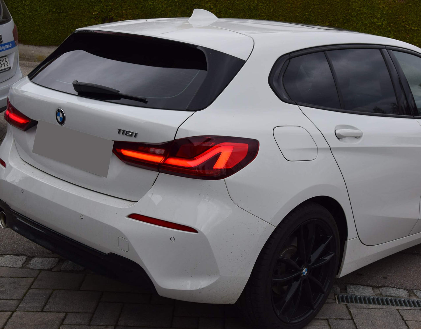 Tönungsfolie passgenau zugeschnitten und professionell montiert auf BMW 1er F20 – Beispiel mit FVB Carbon Folie