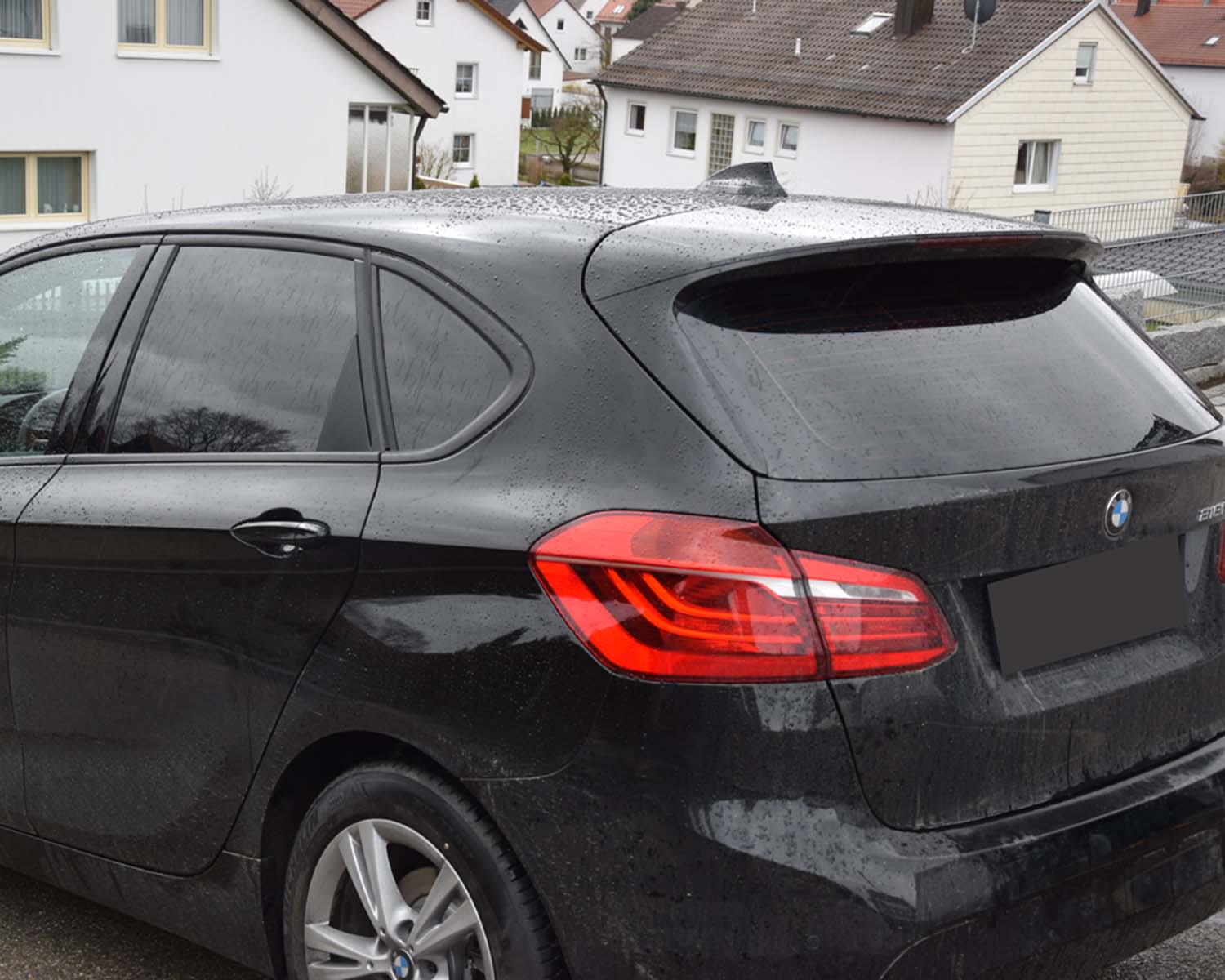 Tönungsfolie passgenau zugeschnitten und professionell montiert auf BMW 2er Active Tourer F45 – Beispiel mit FVB Carbon Folie