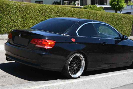 Tönungsfolie passgenau zugeschnitten und professionell montiert auf BMW 3er Cabrio E93 – Beispiel mit FVB Carbon Folie