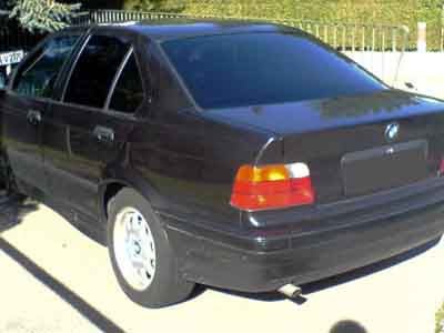 Tönungsfolie passgenau zugeschnitten und professionell montiert auf BMW 3er Limousine E36 – Beispiel mit FVB Carbon Folie