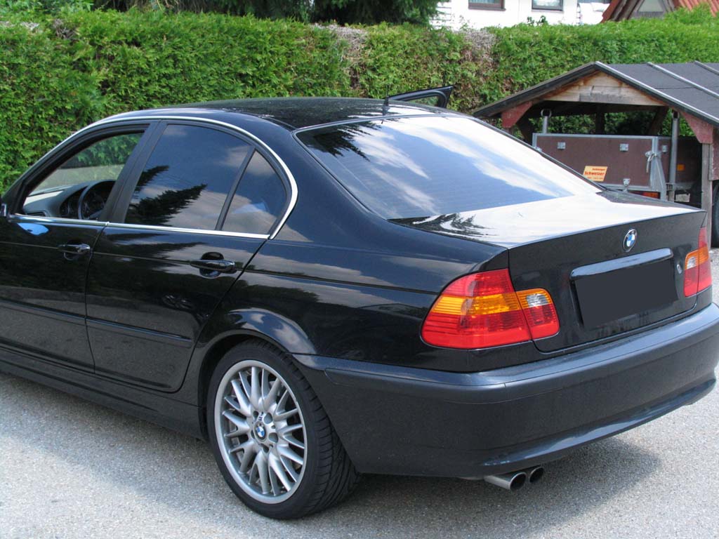 Tönungsfolie passgenau zugeschnitten und professionell montiert auf BMW 3er Limousine E46 – Beispiel mit FVB Carbon Folie