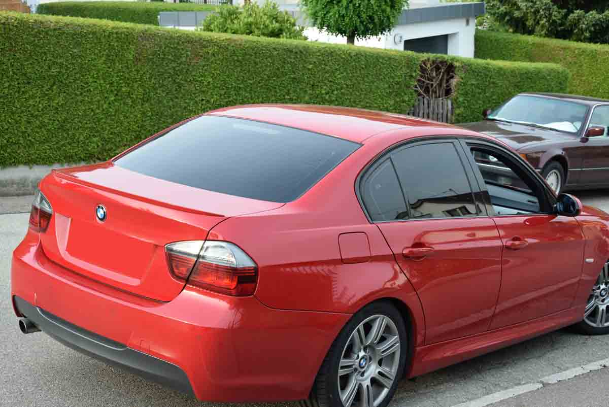 Tönungsfolie passgenau zugeschnitten und professionell montiert auf BMW 3er Limousine E90 – Beispiel mit FVB Carbon Folie