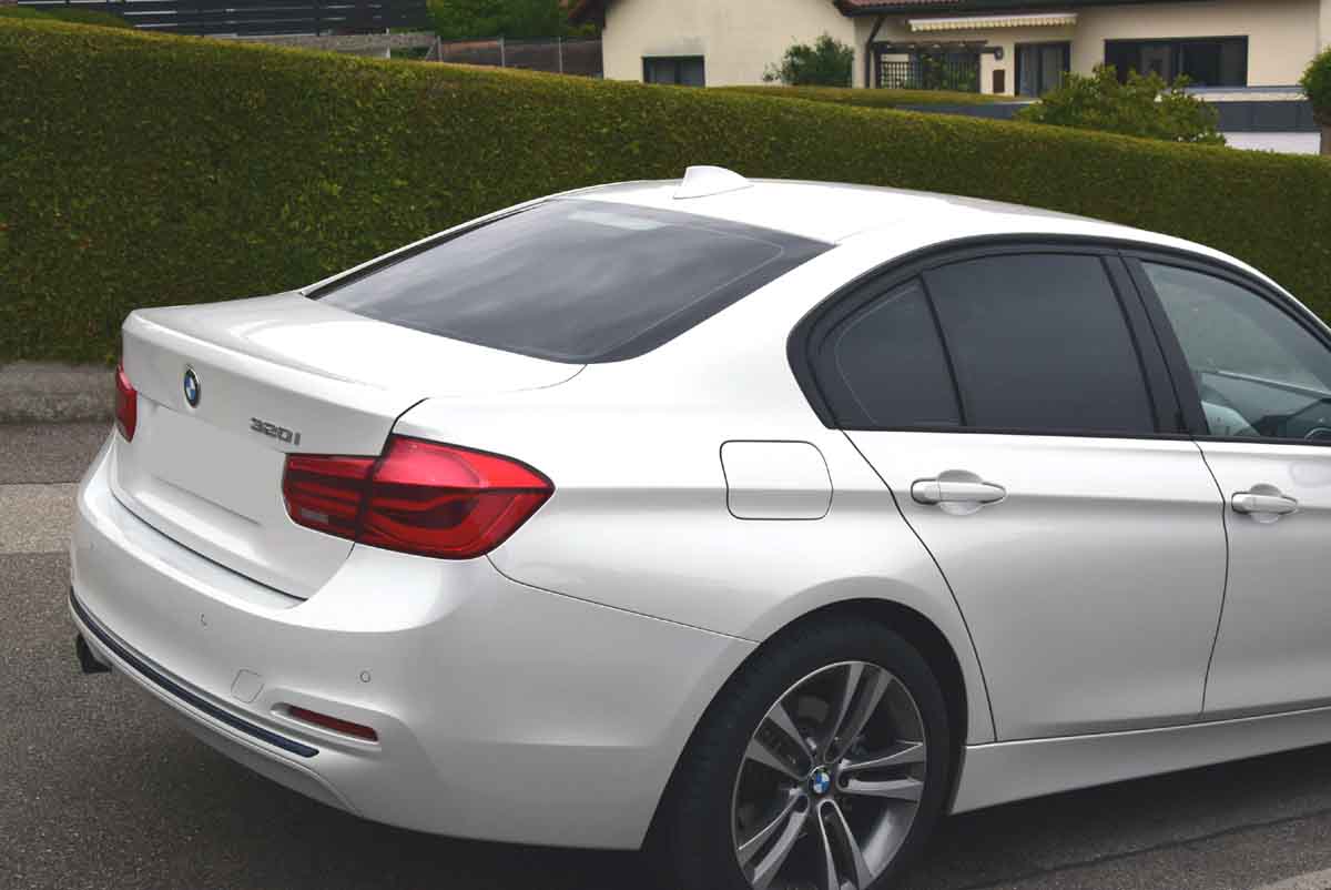 Tönungsfolie passgenau zugeschnitten und professionell montiert auf BMW 3er Limousine F30 – Beispiel mit FVB Carbon Folie