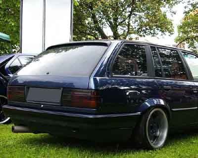 Tönungsfolie passgenau zugeschnitten und professionell montiert auf BMW 3er Touring E30 – Beispiel mit FVB Carbon Folie