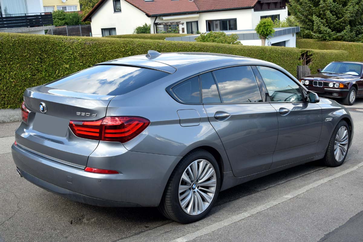 Tönungsfolie passgenau zugeschnitten und professionell montiert auf BMW 5er GT F07 – Beispiel mit FVB Carbon Folie
