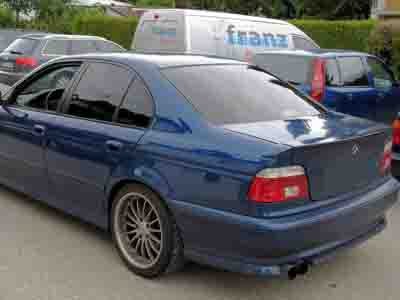 Tönungsfolie passgenau zugeschnitten und professionell montiert auf BMW 5er Limousine E39 – Beispiel mit FVB Carbon Folie