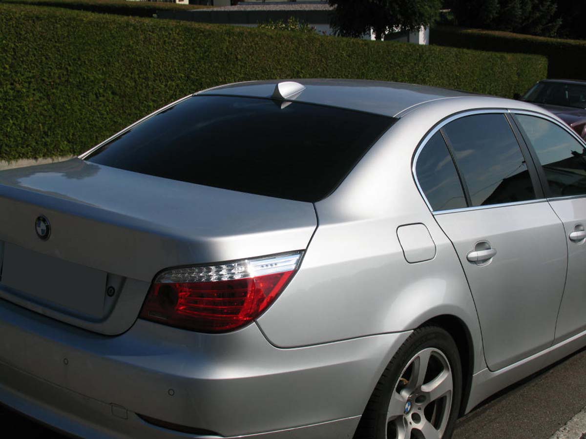 Tönungsfolie passgenau zugeschnitten und professionell montiert auf BMW 5er Limousine E60 – Beispiel mit FVB Carbon Folie