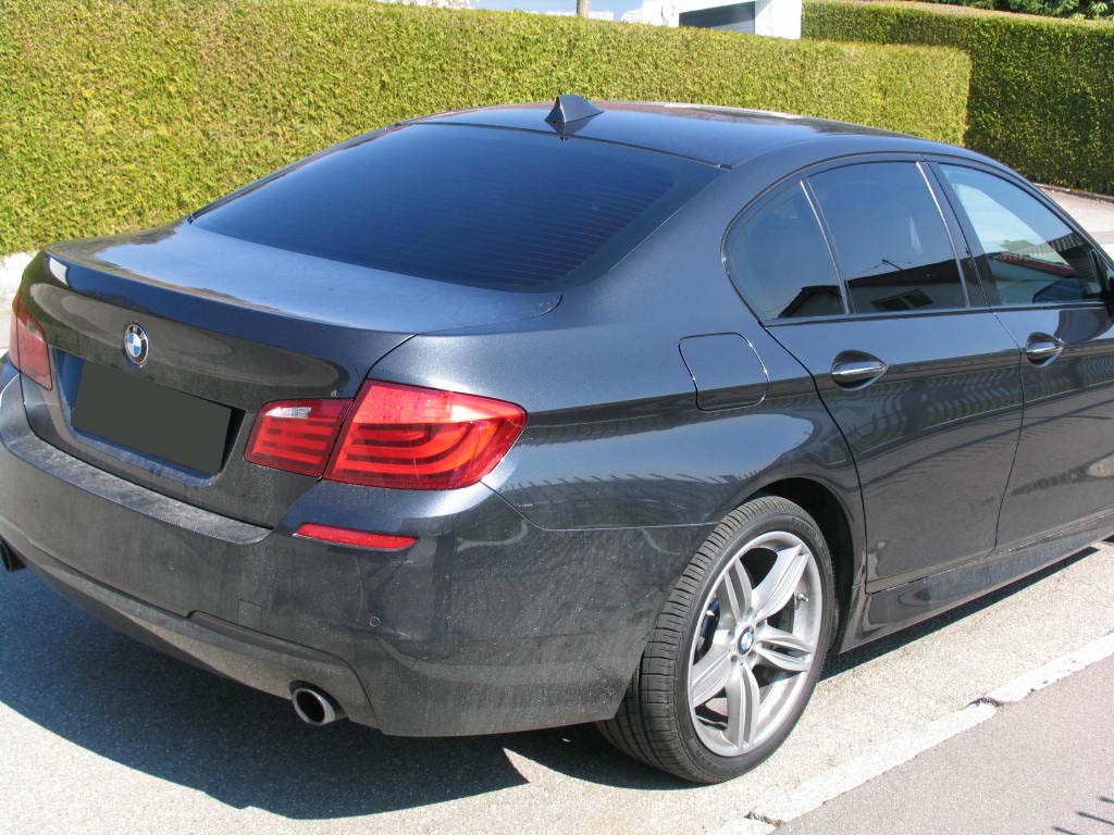 Tönungsfolie passgenau zugeschnitten und professionell montiert auf BMW 5er Limousine F10 – Beispiel mit FVB Carbon Folie