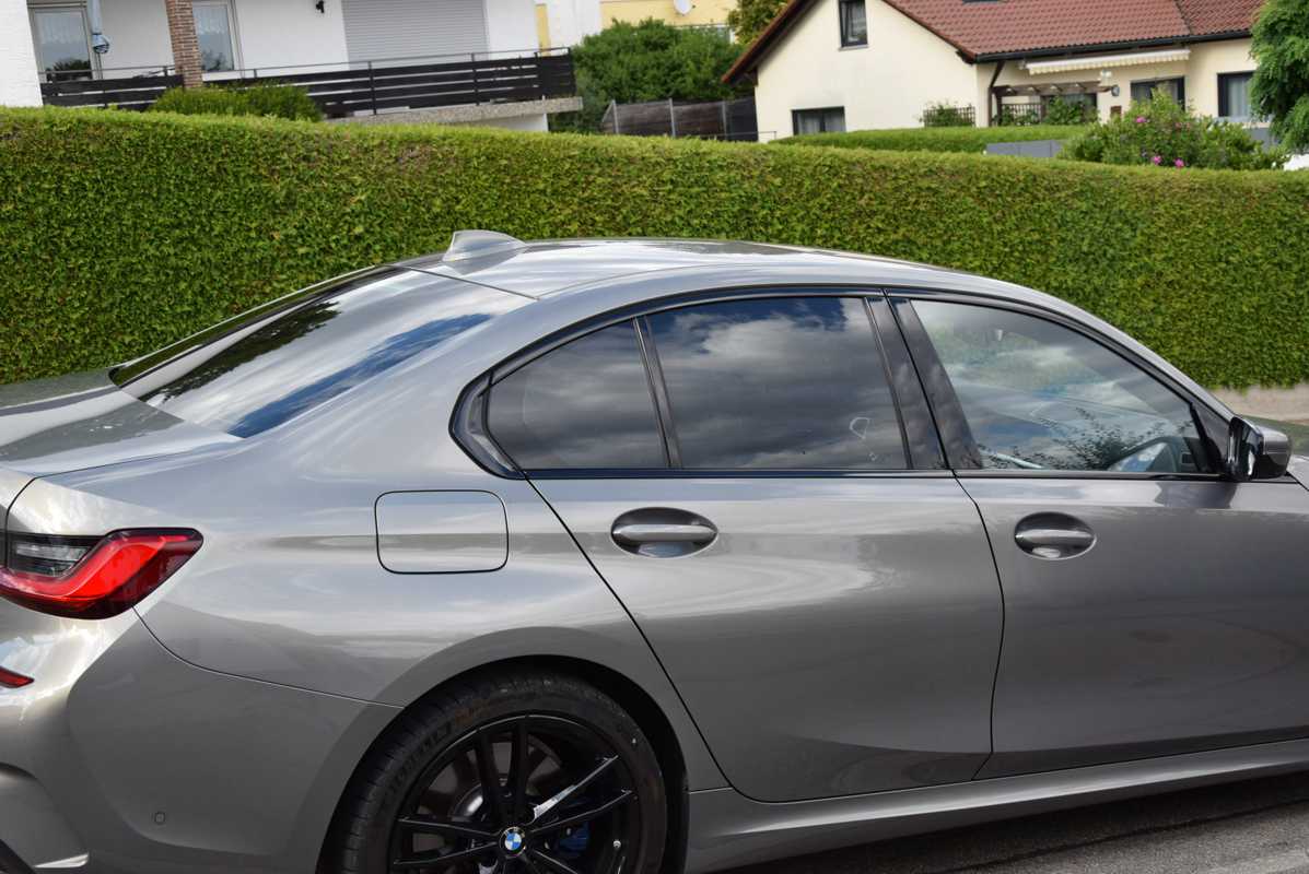 Tönungsfolie passgenau zugeschnitten und professionell montiert auf BMW 5er Limousine G30 – Beispiel mit FVB Carbon Folie