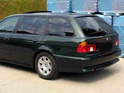 Tönungsfolie passgenau zugeschnitten und professionell montiert auf BMW 5er Touring E39 – Beispiel mit FVB Carbon Folie