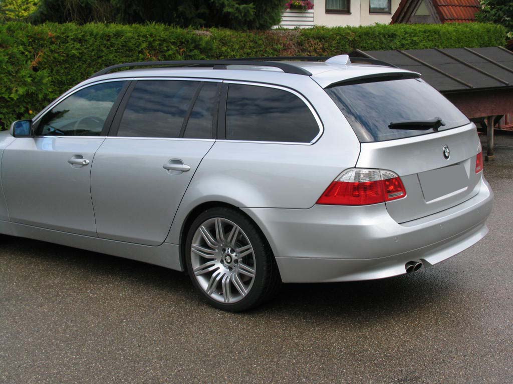 Tönungsfolie passgenau zugeschnitten und professionell montiert auf BMW 5er Touring E61 – Beispiel mit FVB Carbon Folie