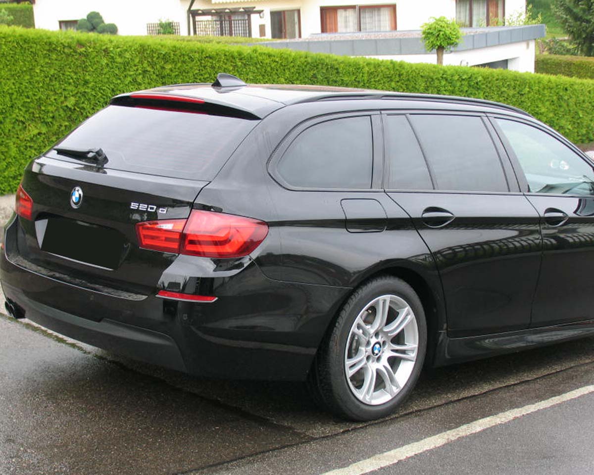 Tönungsfolie passgenau zugeschnitten und professionell montiert auf BMW 5er Touring F11 – Beispiel mit FVB Carbon Folie