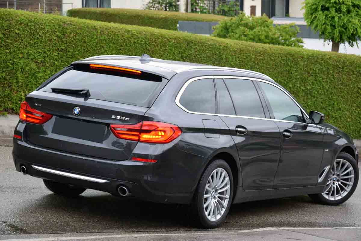 Tönungsfolie passgenau zugeschnitten und professionell montiert auf BMW 5er Touring G31 – Beispiel mit FVB Carbon Folie