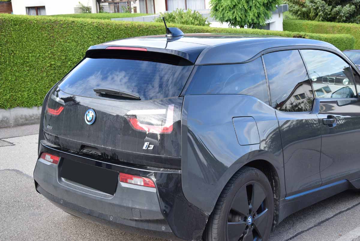 Tönungsfolie passgenau zugeschnitten und professionell montiert auf BMW i3 – Beispiel mit FVB Carbon Folie