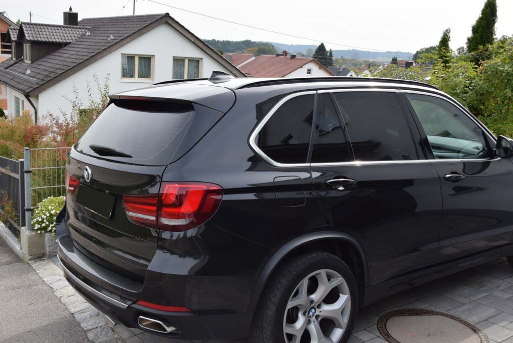 Tönungsfolie passgenau zugeschnitten und professionell montiert auf BMW X5 F15 – Beispiel mit FVB Carbon Folie