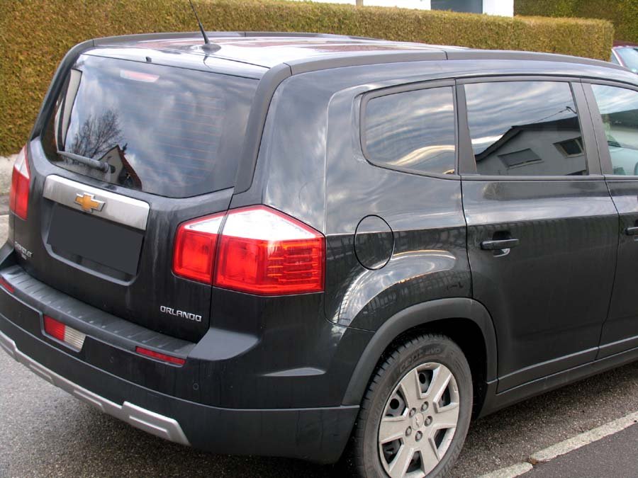 Tönungsfolie passgenau zugeschnitten und professionell montiert auf Chevrolet Orlando – Beispiel mit FVB Carbon Folie