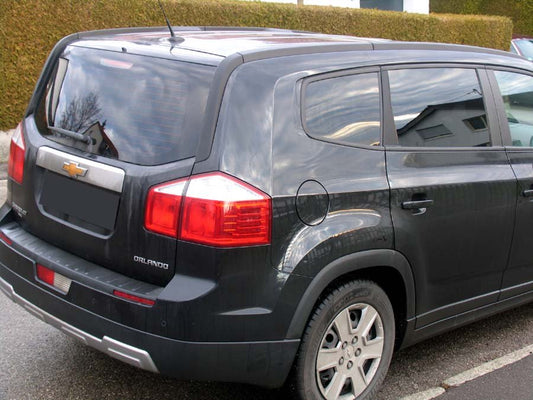 Tönungsfolie passgenau zugeschnitten und professionell montiert auf Chevrolet Orlando – Beispiel mit FVB Carbon Folie