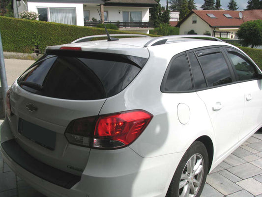 Tönungsfolie passgenau zugeschnitten und professionell montiert auf Chevrolet Cruze Station Wagon – Beispiel mit FVB Carbon Folie