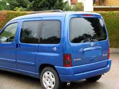 Tönungsfolie passgenau zugeschnitten und professionell montiert auf Citroën Berlingo I – Beispiel mit FVB Carbon Folie