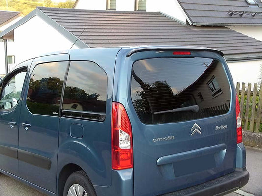 Tönungsfolie passgenau zugeschnitten und professionell montiert auf Citroën Berlingo II – Beispiel mit FVB Carbon Folie