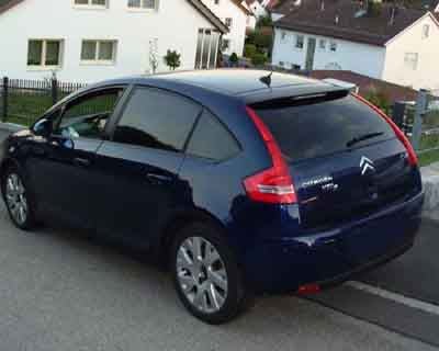 Tönungsfolie passgenau zugeschnitten und professionell montiert auf Citroën C4 – Beispiel mit FVB Carbon Folie