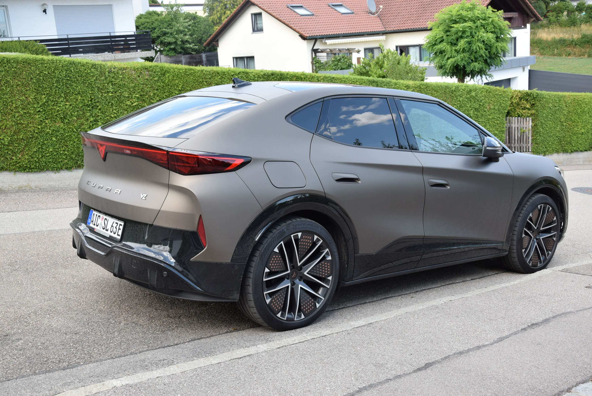 önungsfolie passgenau zugeschnitten und professionell montiert auf Cupra Tavascan – Beispiel mit FVB Carbon Folie