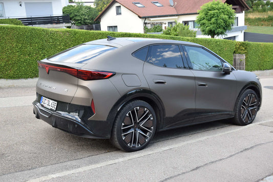 önungsfolie passgenau zugeschnitten und professionell montiert auf Cupra Tavascan – Beispiel mit FVB Carbon Folie