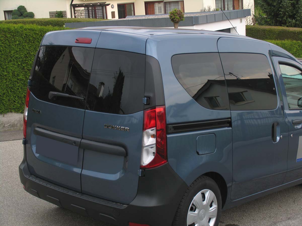 Tönungsfolie passgenau zugeschnitten und professionell montiert auf Dacia Dokker – Beispiel mit FVB Carbon Folie