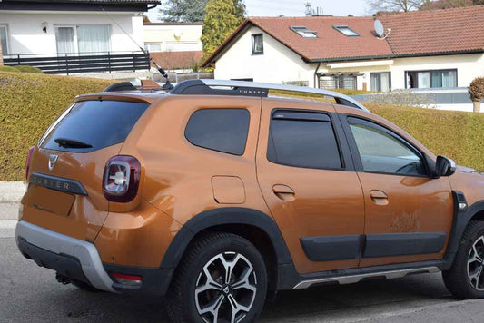 Tönungsfolie passgenau zugeschnitten und professionell montiert auf Dacia Duster II – Beispiel mit FVB Carbon Folie