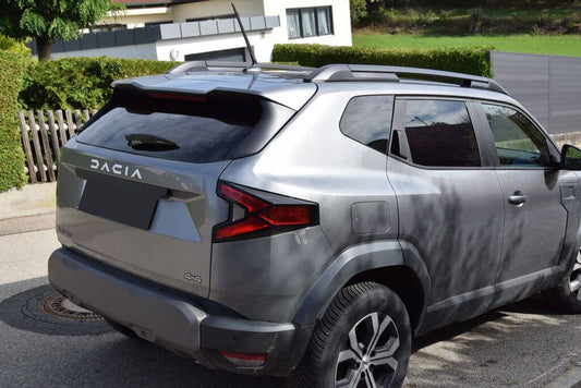 Tönungsfolie passgenau zugeschnitten und professionell montiert auf Dacia Duster III – Beispiel mit FVB Carbon Folie