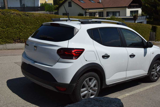Tönungsfolie passgenau zugeschnitten und professionell montiert auf Dacia Sandero III – Beispiel mit FVB Carbon Folie