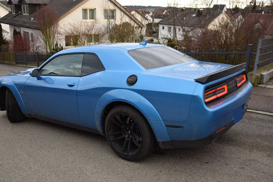 Tönungsfolie passgenau zugeschnitten und professionell montiert auf Dodge Challenger – Beispiel mit FVB Carbon Folie