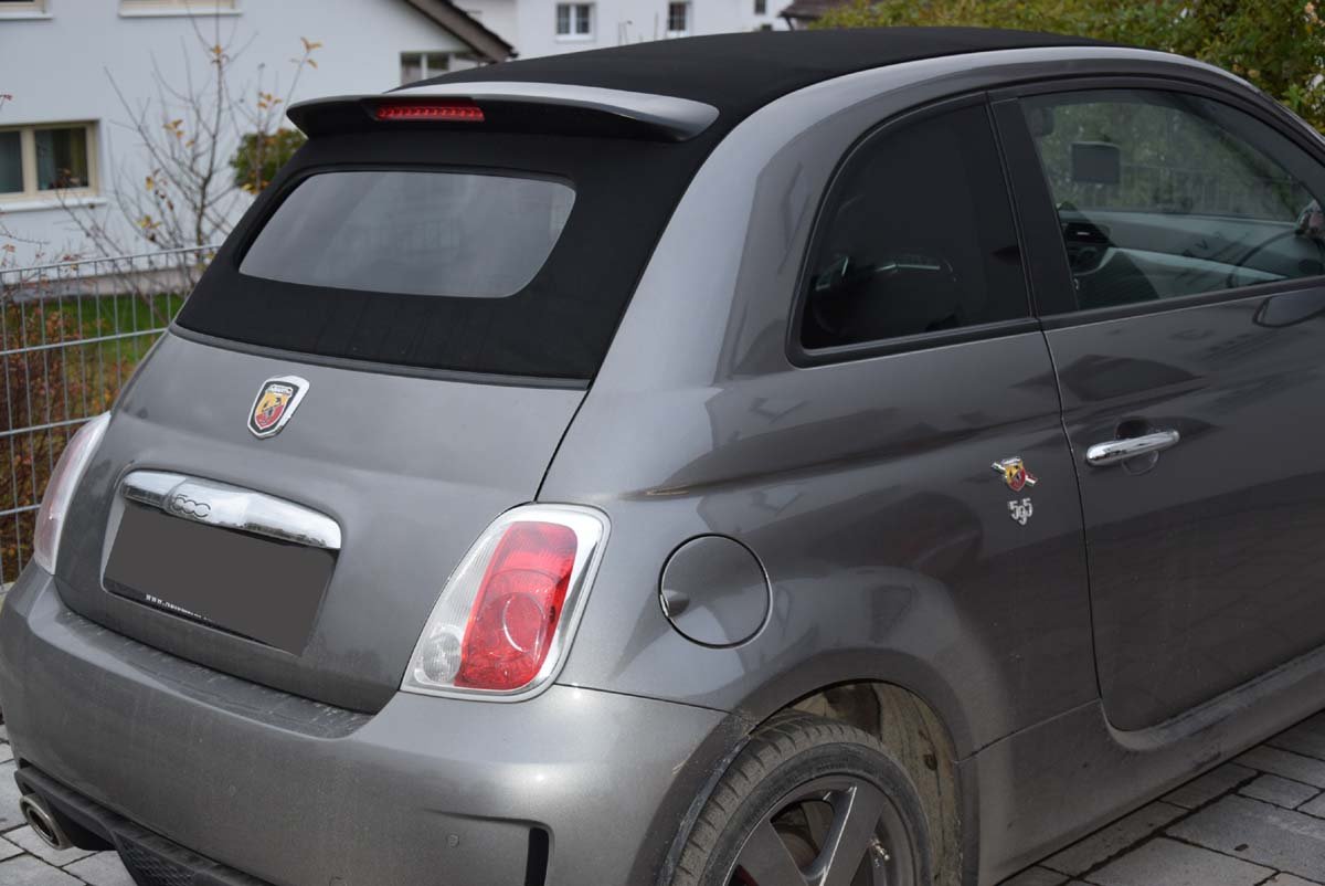 Tönungsfolie passgenau zugeschnitten und professionell montiert auf Fiat 500 Cabrio – Beispiel mit FVB Carbon Folie