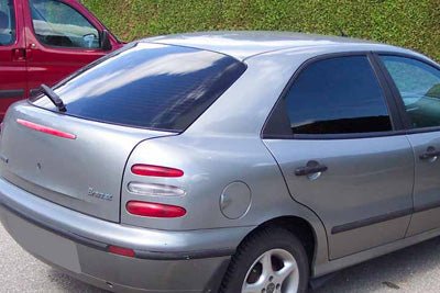 Tönungsfolie passgenau zugeschnitten und professionell montiert auf Fiat Brava 188 – Beispiel mit FVB Carbon Folie