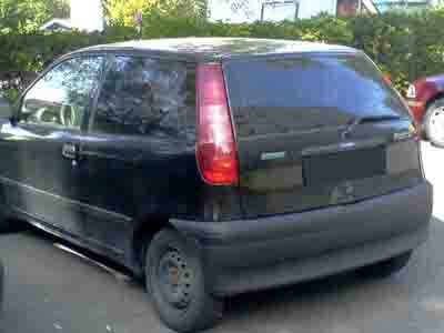 Tönungsfolie passgenau zugeschnitten und professionell montiert auf Fiat Punto 176 3-Türer – Beispiel mit FVB Carbon Folie