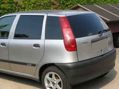 Tönungsfolie passgenau zugeschnitten und professionell montiert auf Fiat Punto 176 5-Türer – Beispiel mit FVB Carbon Folie