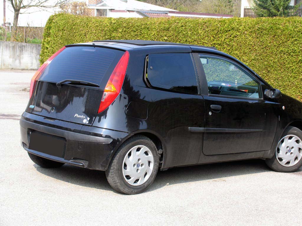Tönungsfolie passgenau zugeschnitten und professionell montiert auf Fiat Punto II 188 3-Türer – Beispiel mit FVB Carbon Folie