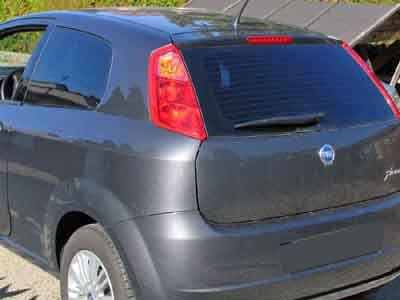 Tönungsfolie passgenau zugeschnitten und professionell montiert auf Fiat Punto III 199 3-Türer – Beispiel mit FVB Carbon Folie