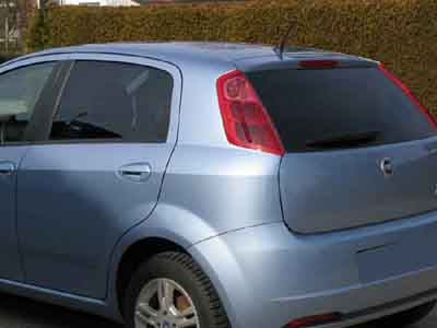 Tönungsfolie passgenau zugeschnitten und professionell montiert auf Fiat Punto III 199 5-Türer – Beispiel mit FVB Carbon Folie
